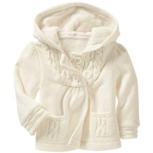 Белый свитер смотрится очень красиво