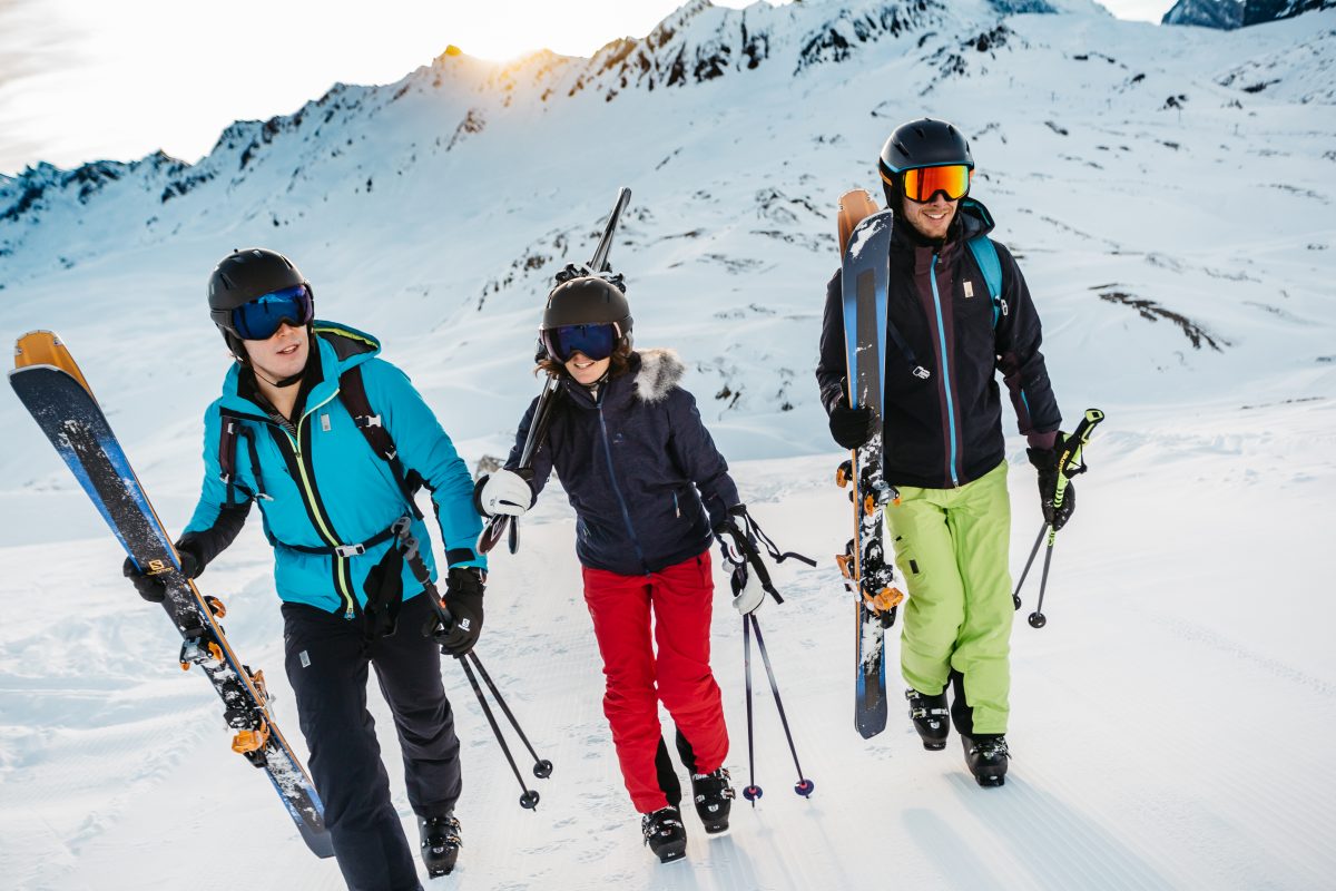 Туристу лыжнику было лень идти. Salomon Ski. Экипировка для горных лыж. Одежда для катания на горных лыжах. Снаряжение горнолыжника.