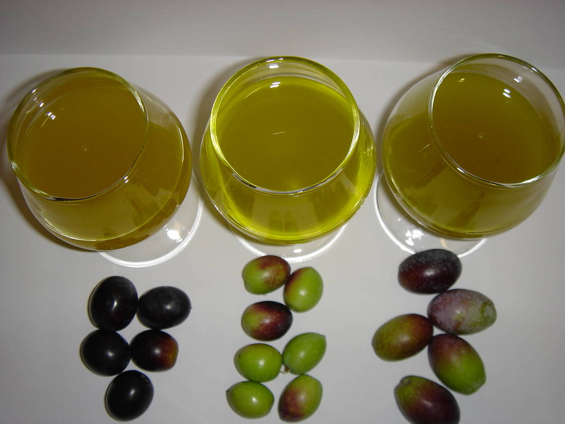 Оливковое масло имеет. Цвет оливкового масла. Оливковое масло. Какого цвета оливковое масло. Цвет растительного масла.